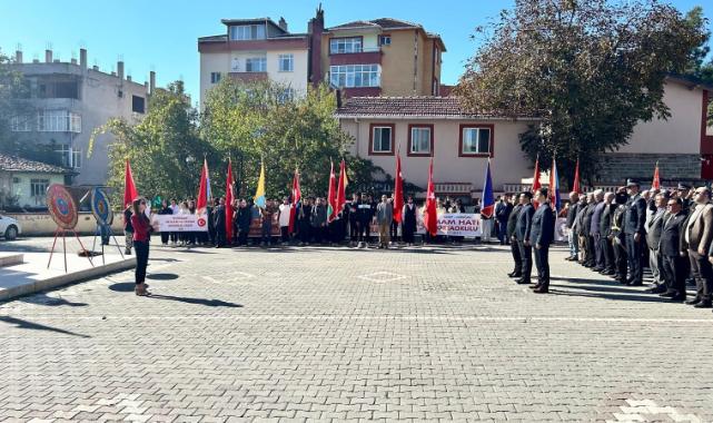 Hükümet Konağı Atatürk Anıtı önünde çelenk sunma programı gerçekleştirildi.