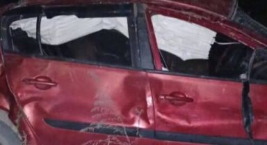 Direksiyon hakimiyetini kaybeden otomobil takla attı 3 yaralı